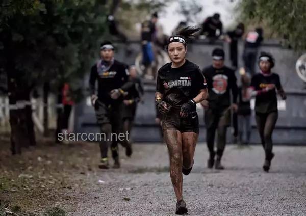 马龙带娃参加斯巴达挑战赛的挑战与解决方案