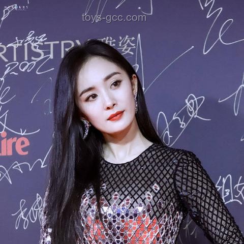 杨幂红毯造型权威解析：时尚女王的气场与策略
