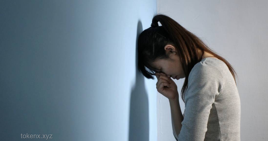 **抑郁情绪与极端行为：以“我抑郁的妻子，拿着剪刀进了浴室…【逆天纯爱】”为例的深度对比分析**