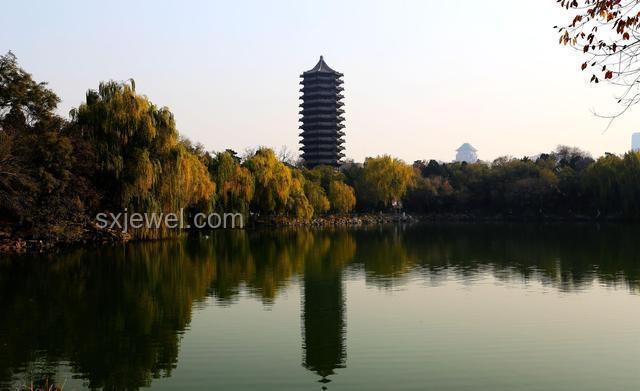 北大未名湖湖水商业化趋势预测：校园资源管理新挑战