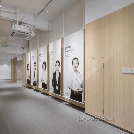 开车陋习警示：脚伸窗外玩手机驾驶极度危险