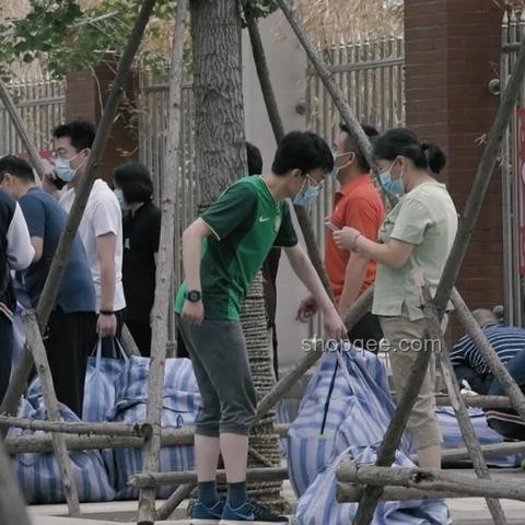 高考结束挑行李回家女生故事背后：青春与成长