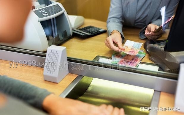 银行58岁柜员视力障碍办业务案例研究：坚持与效率平衡